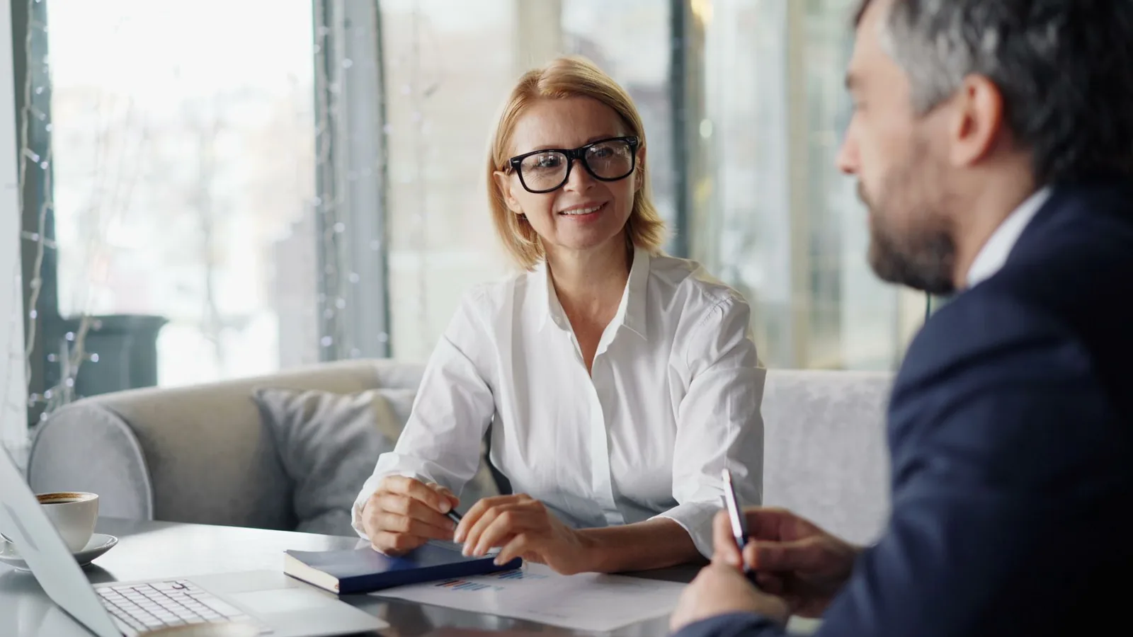 Conversa de diagnóstico à mesa, com anotações no caderno