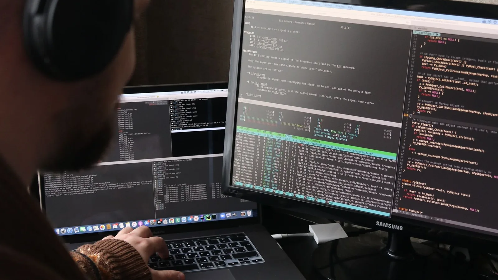 Monitores mostrando os registros do sistema no ar, acompanhados de perto